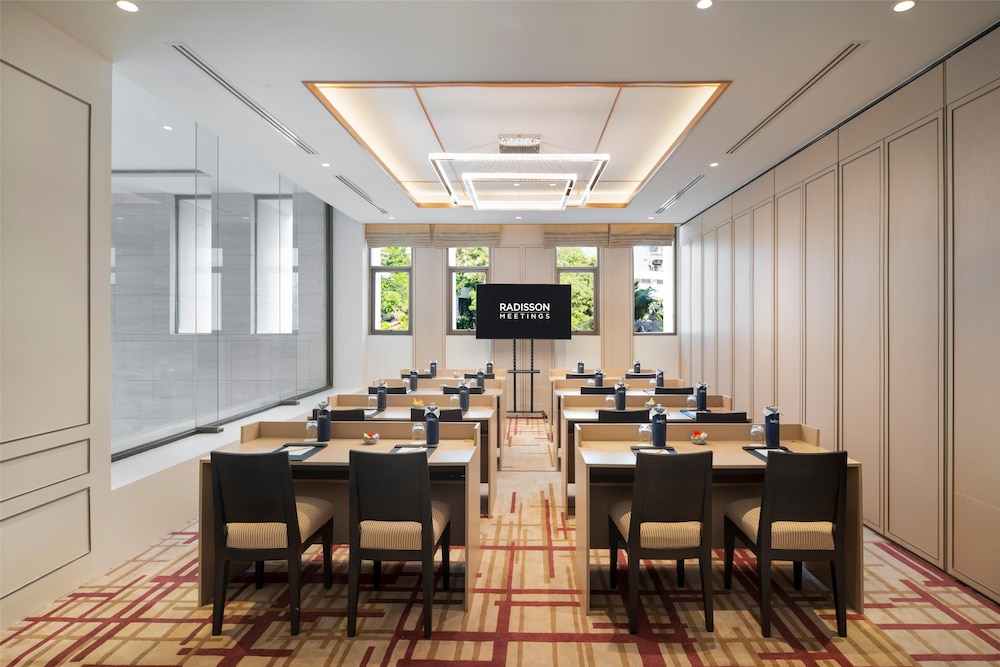 Radisson Hotel Chateau de Bangkok 38/48