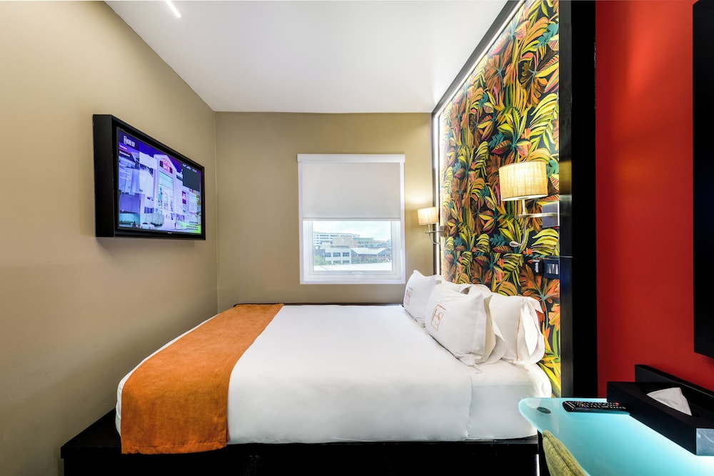 STANDARD, QUEEN BED