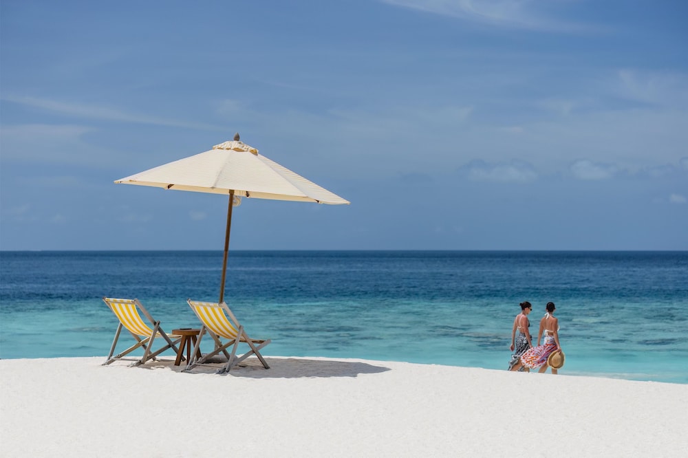 Avani+ Fares Maldives Resort 160/164