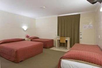 NAMBOUR LODGE MOTEL 11/37