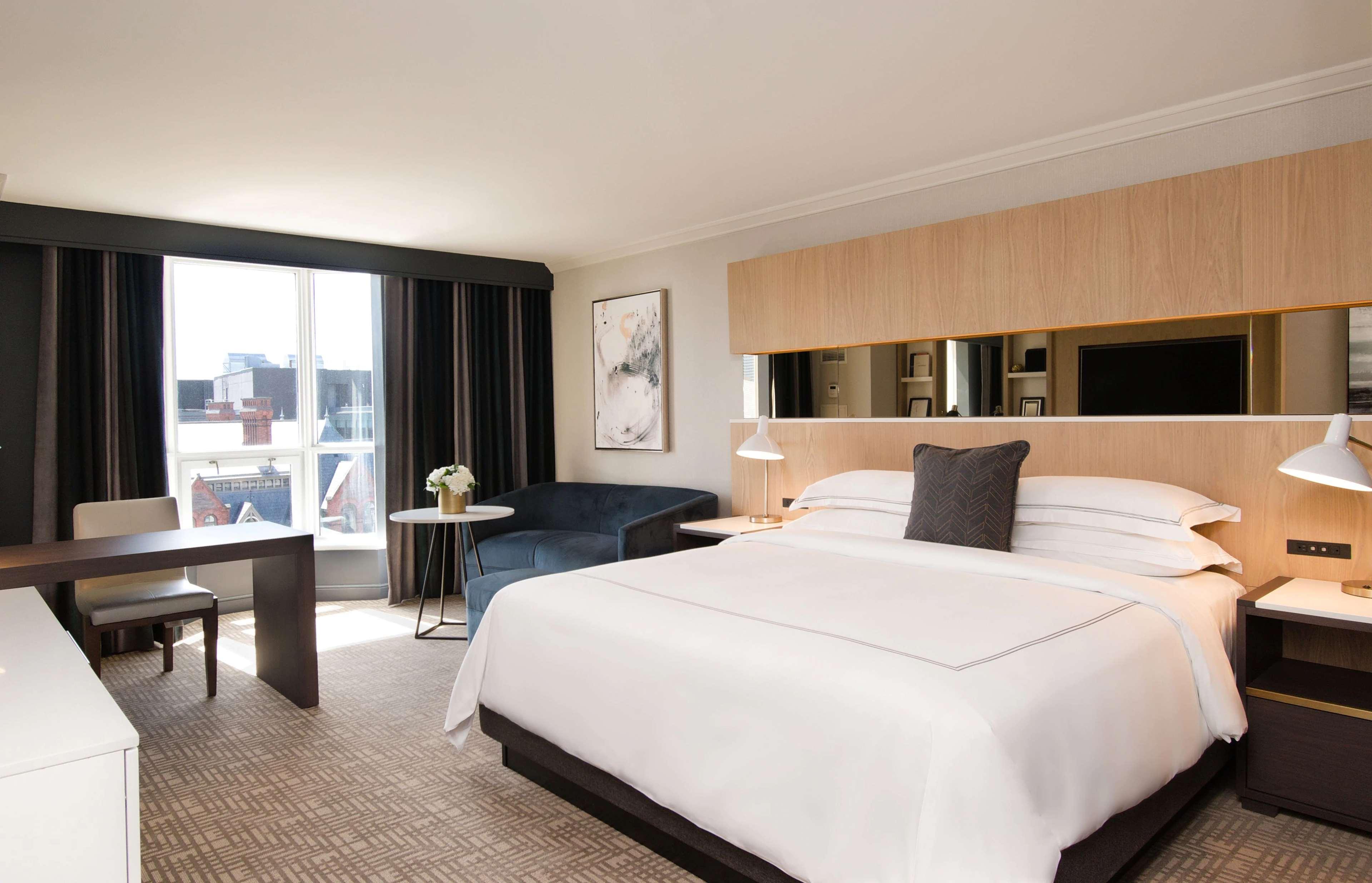 DELUXE, KING BED, ACCESSIBLE