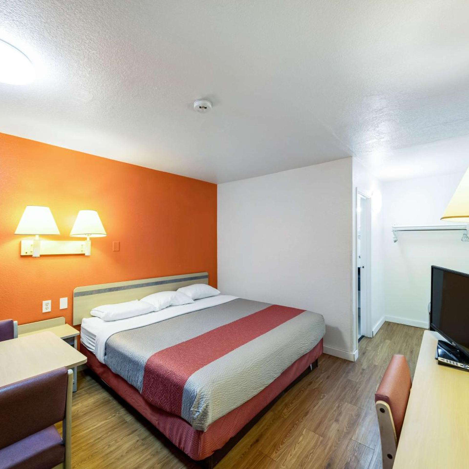 1 King Bed - ADA Accessible, Smoking, Micfridge