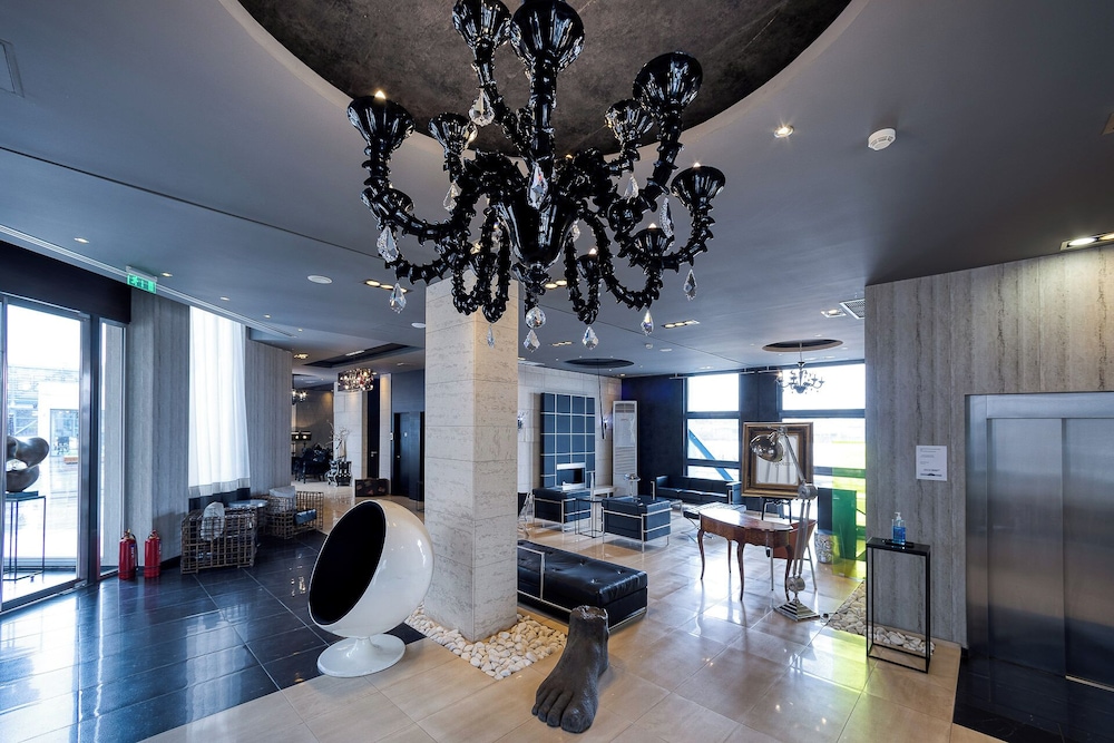Gallery Art Hotel 37/68