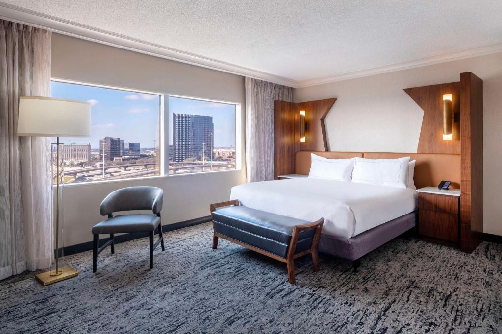 1 Bedroom, Suite, King Bed, Lake View, Sofa, Peloton