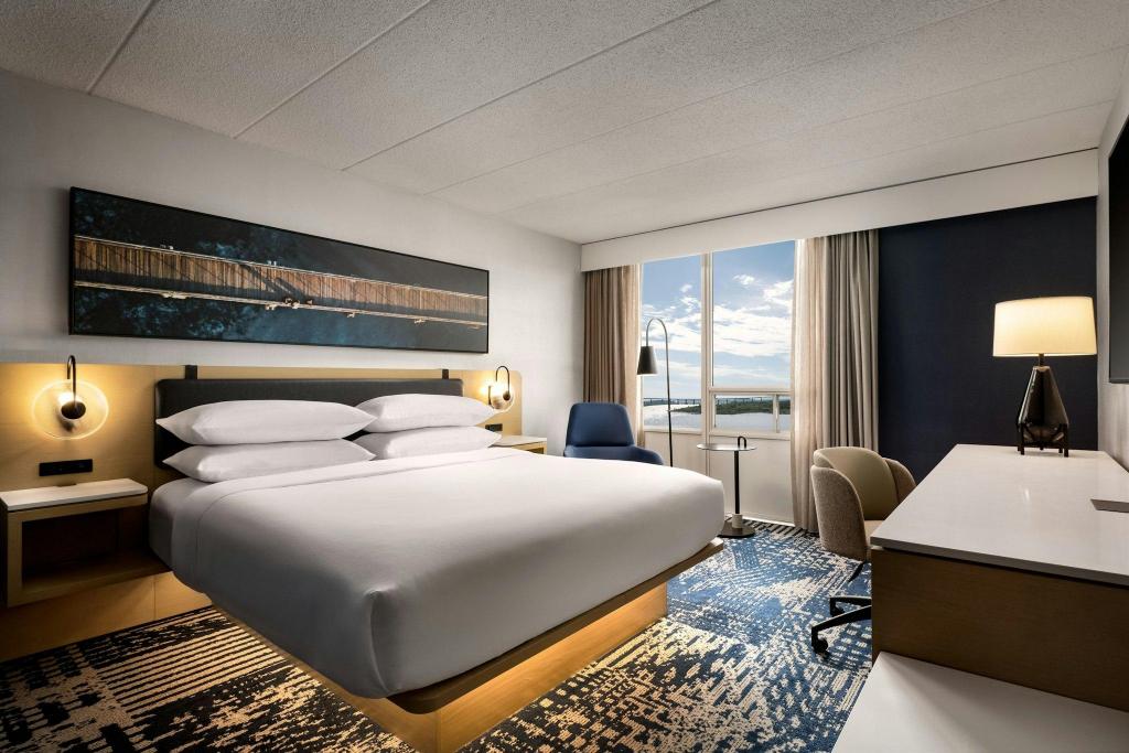 1 Bedroom, International, Suite, King Bed, Water View, Sofa