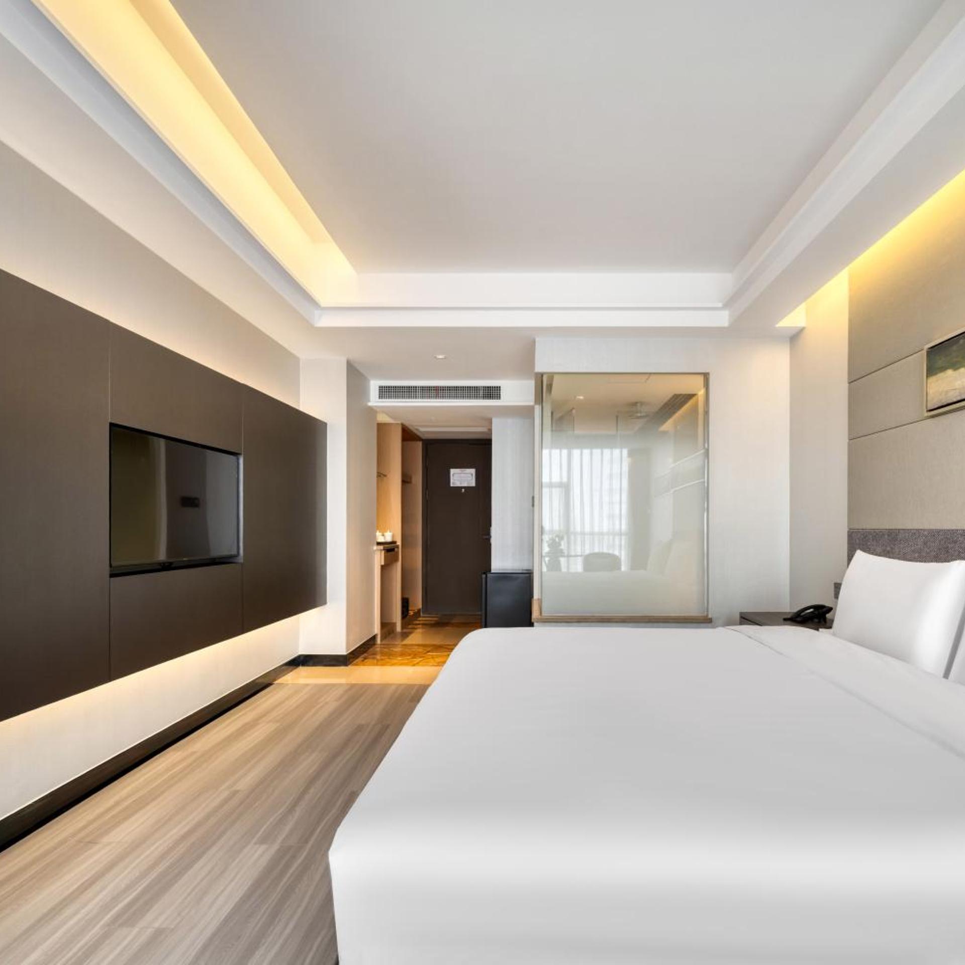 Deluxe, King Bed, City View, Building a