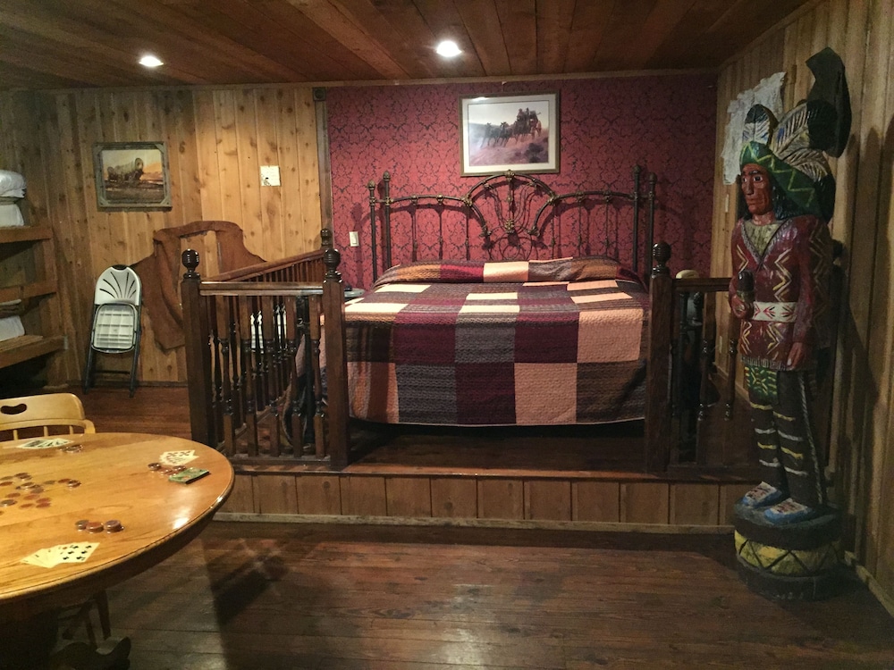 Wildwood Inn Tropical Dome & Theme Suites 12/74