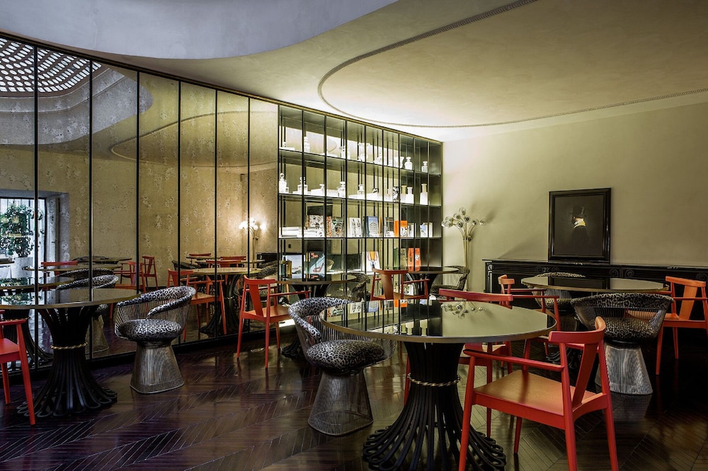 Hotel du Rond-Point des Champs-Elysees 52/68