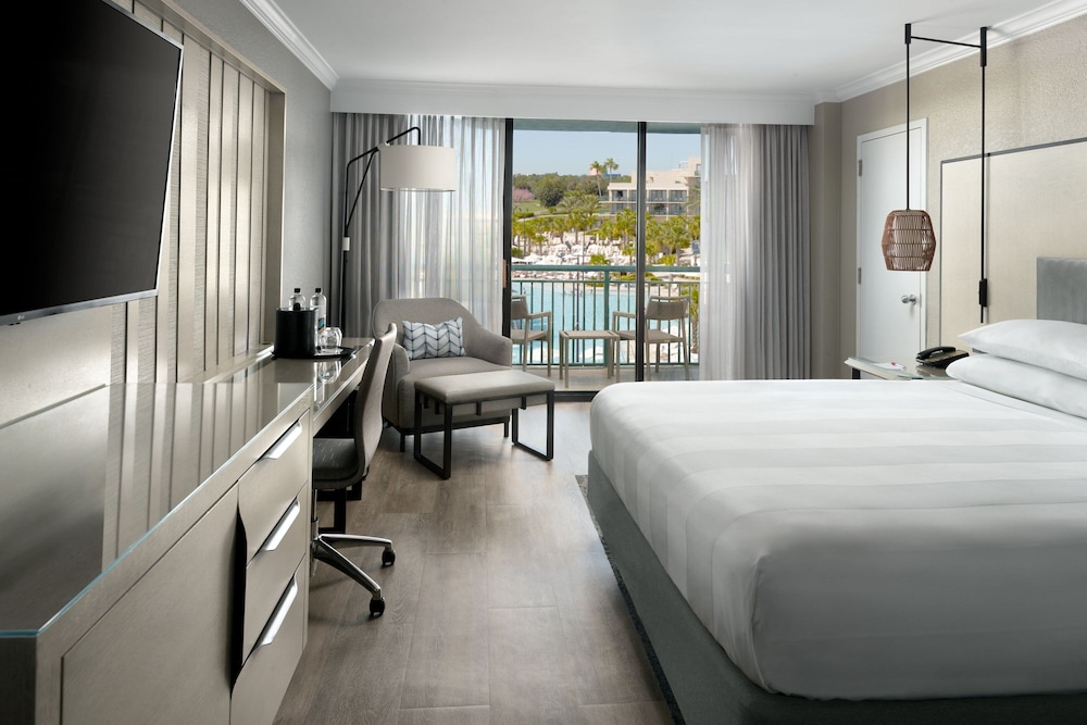 SUITE, KING BED, POOL VIEW, SOFA, BALCONY