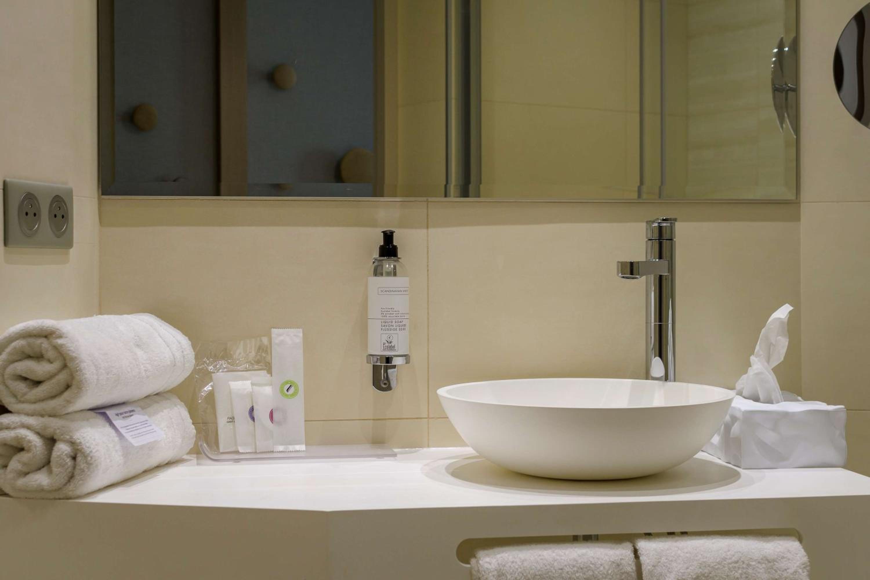 1 queen bed, non-smoking, superior room, sofabed, bay window، Best Western Montecristo 3/3