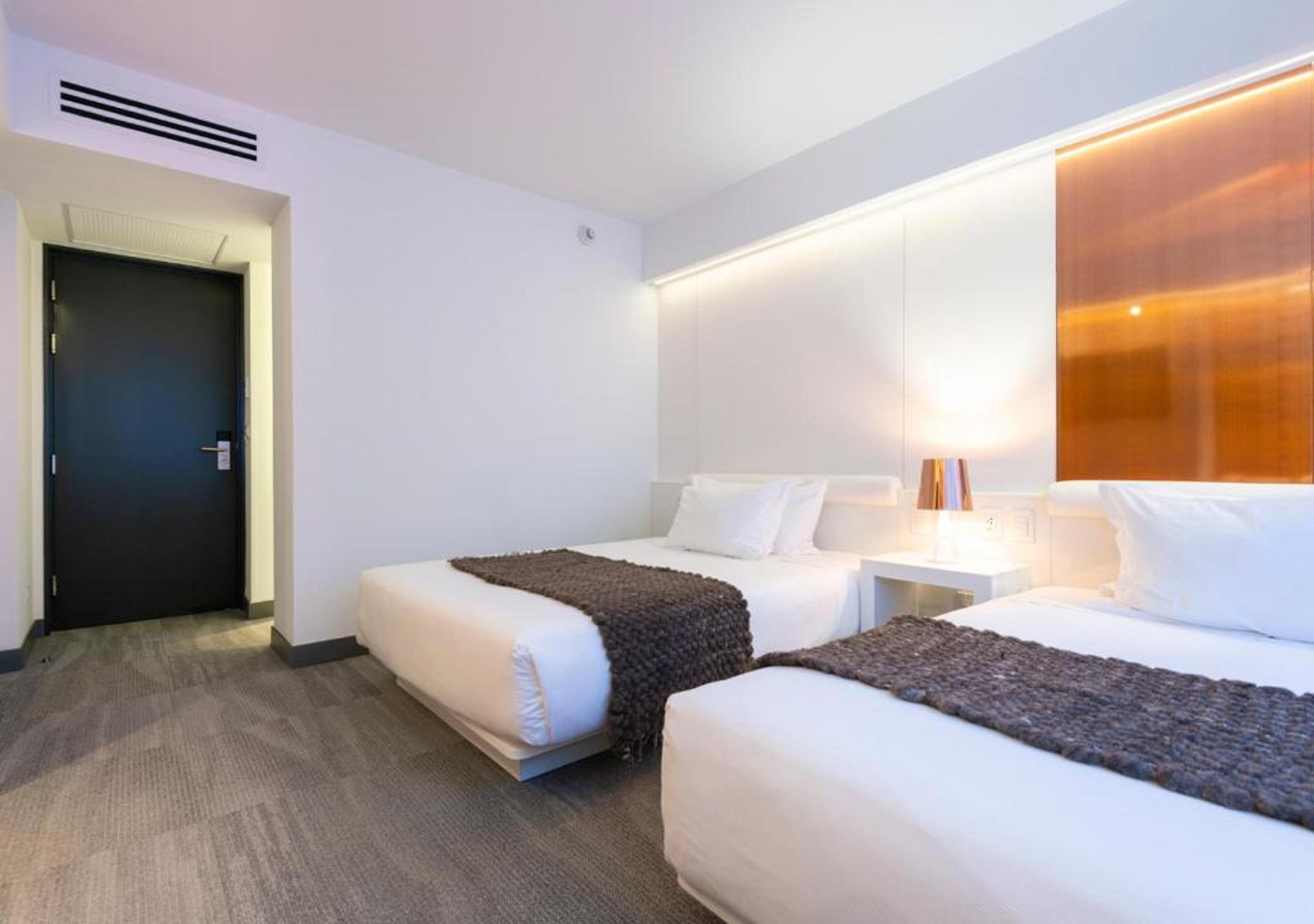 Superior, Twin Beds, Street View