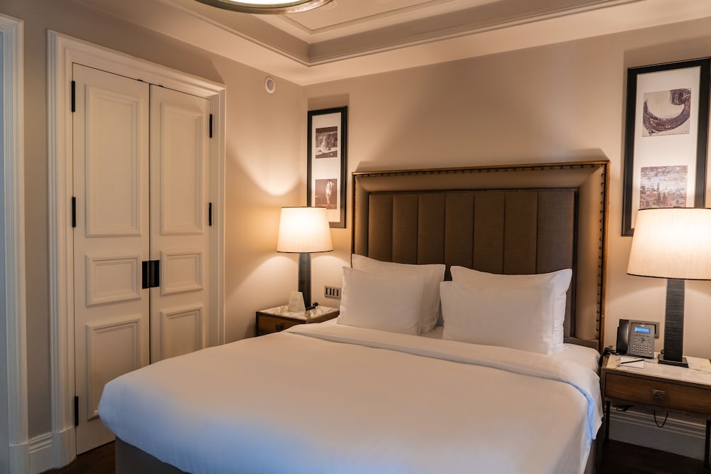 Executive, Suite, King Bed, Murphy Bed