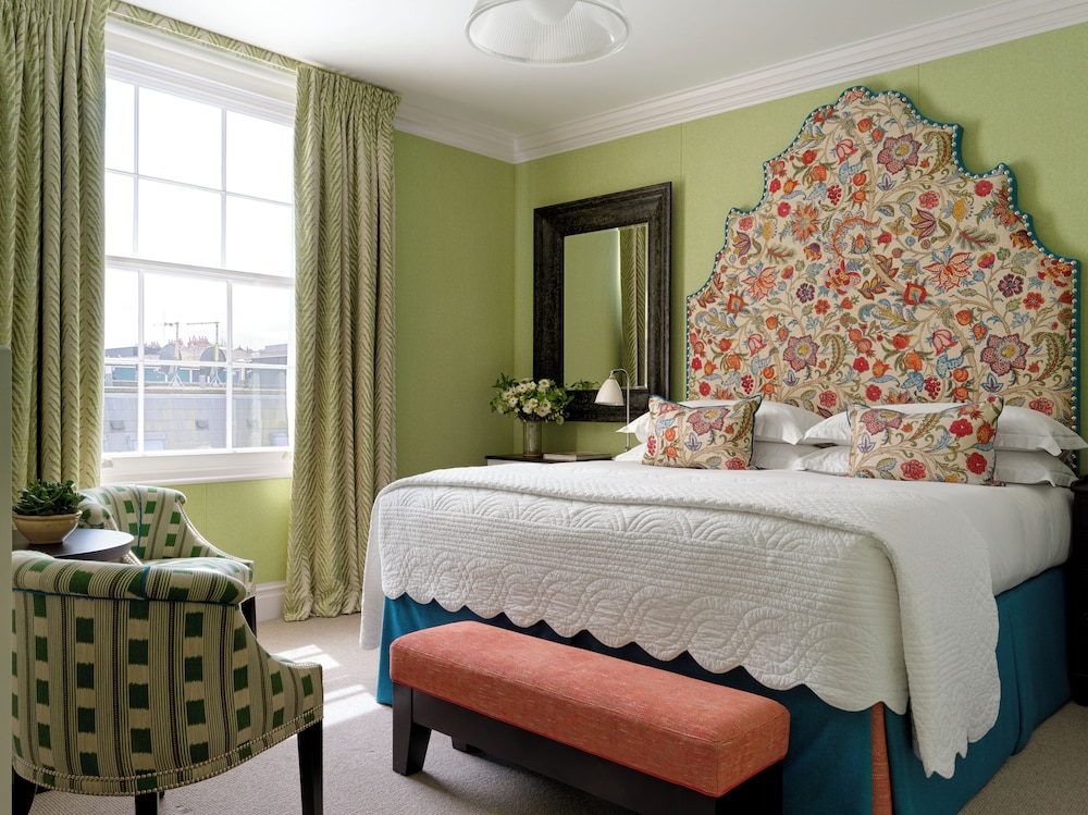 DELUXE, KING BED