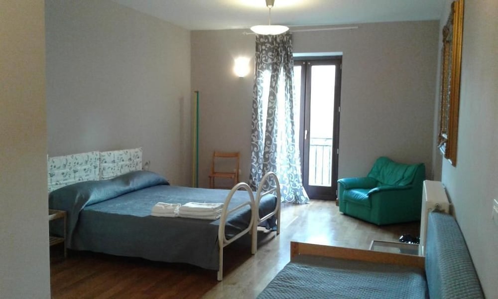 ROOM, QUADRUPLE