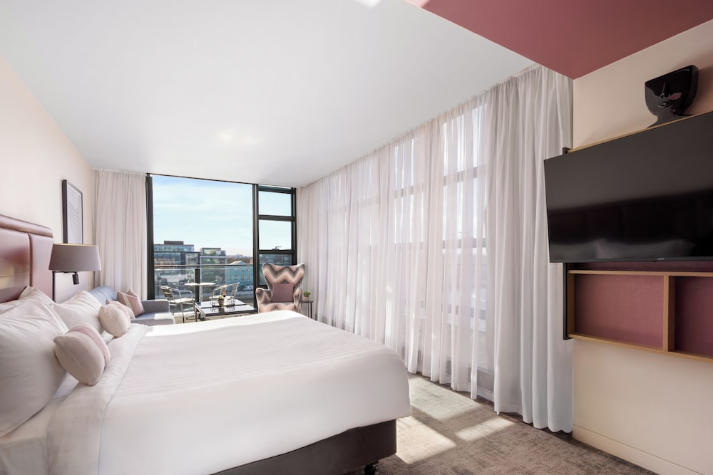 JUNIOR SUITE, QUEEN BED, RIVER VIEW, SOFA, BALCONY
