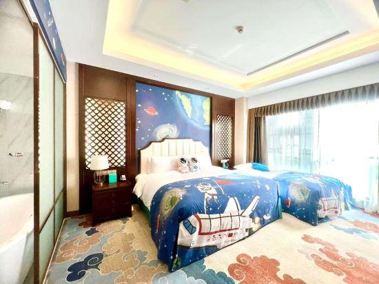 Parent Child Suite, Deluxe, 1 King and 1 Single Beds