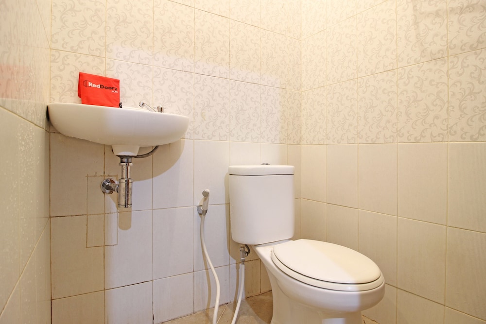 Reddoorz Near Hartono Mall 3 10/30