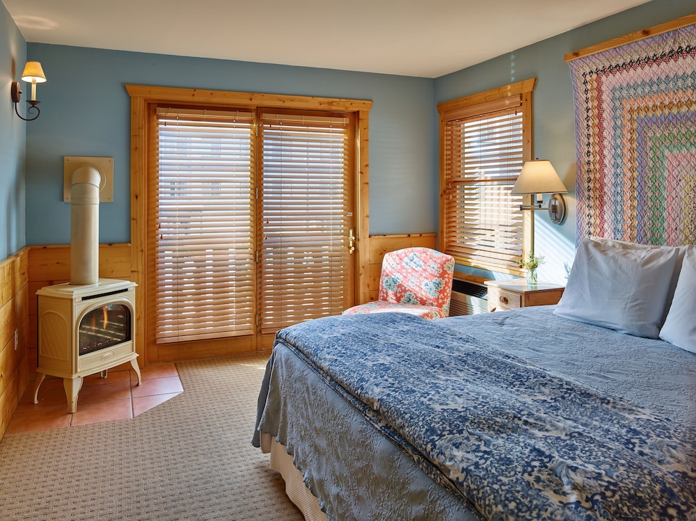 The Alpine House Lodge & Cottages 25/45