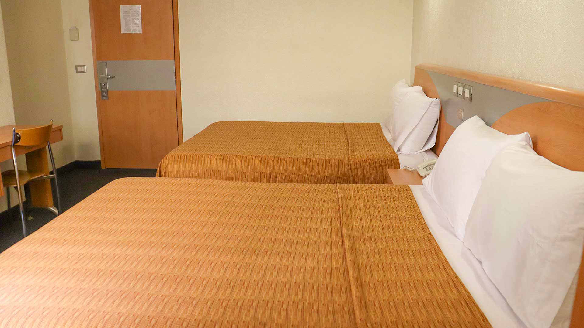 غرفة قياسية بسرير مزدوج