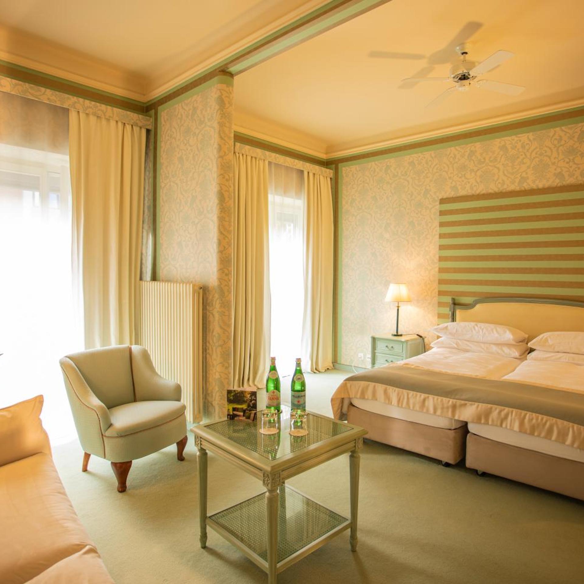 Backyard, Double or Twin Bed، GRAND HOTEL VILLA CASTAGNOLA 2/3