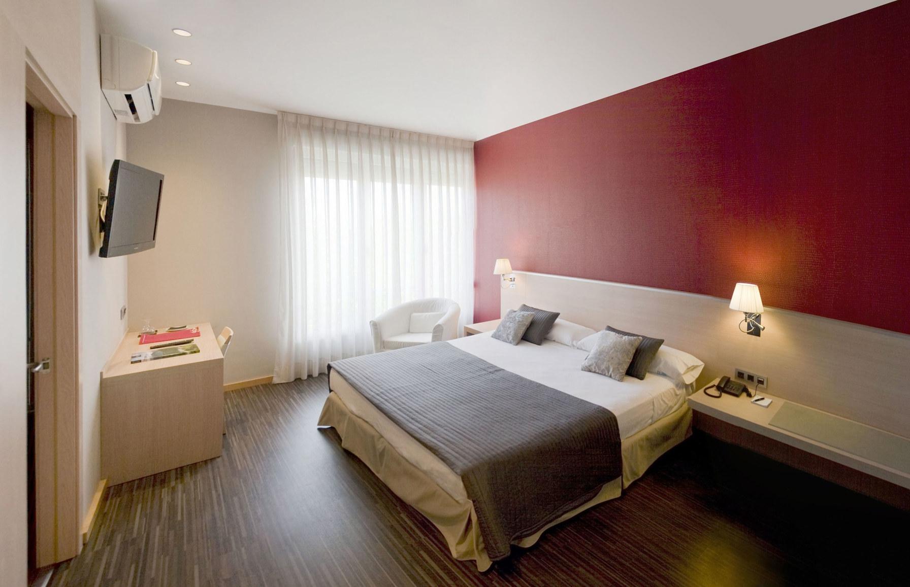 غرفة بسرير مزدوج أو سريرين منفصلين