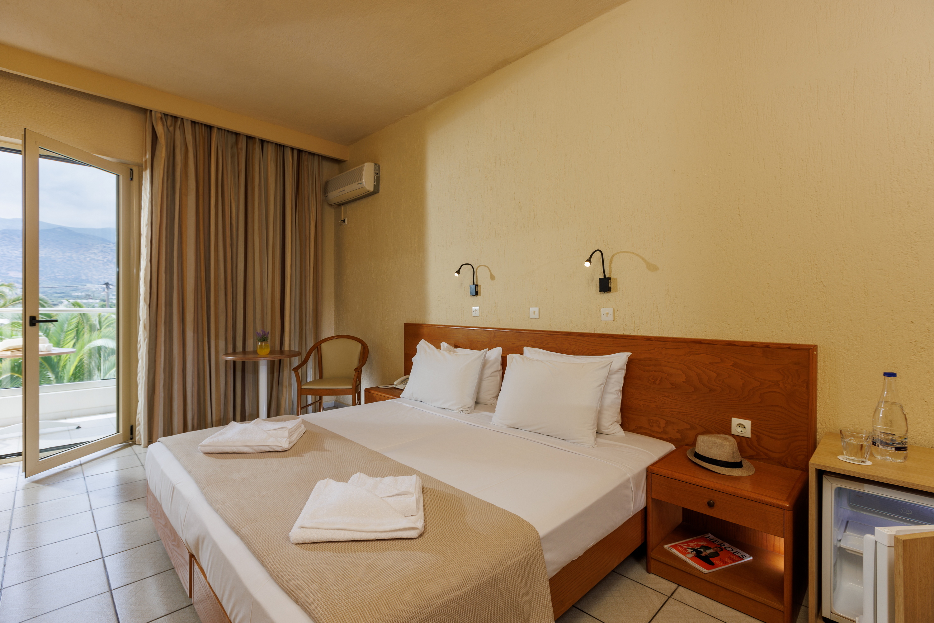 غرفة بسرير مزدوج أو سريرين منفصلين بإطلالة على الحديقة