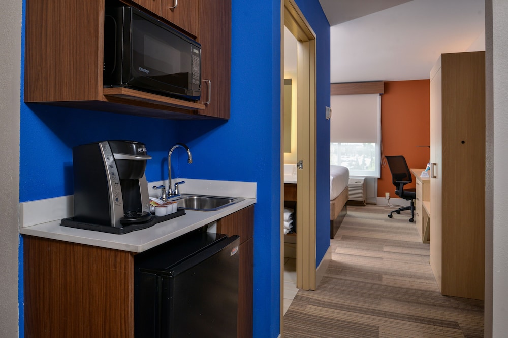 Holiday Inn Express Suites Cincinnati Mason 38/49