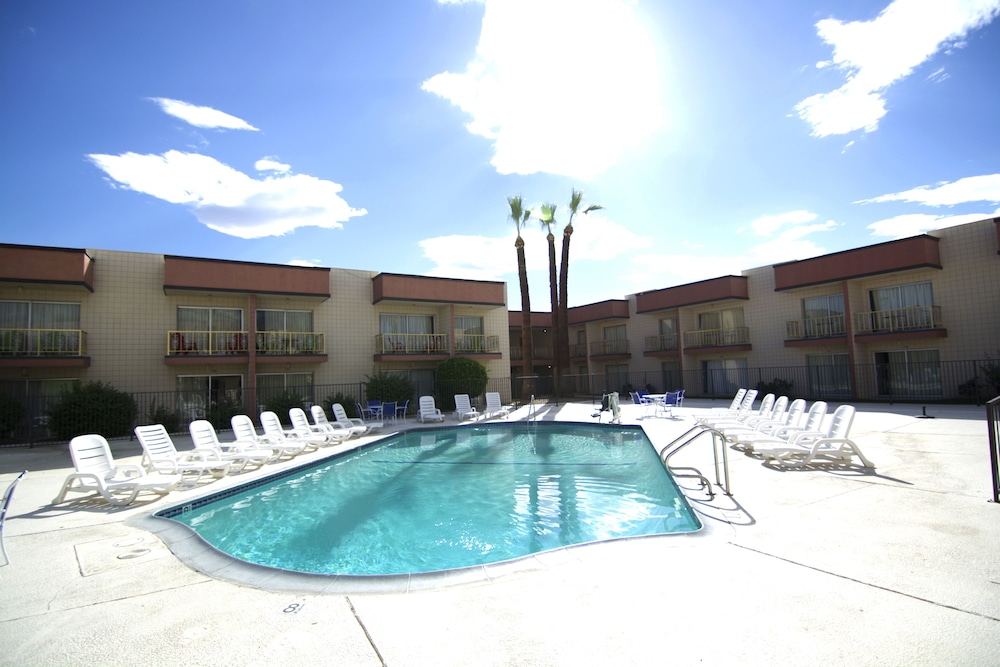Royal Plaza Inn Indio 1/61
