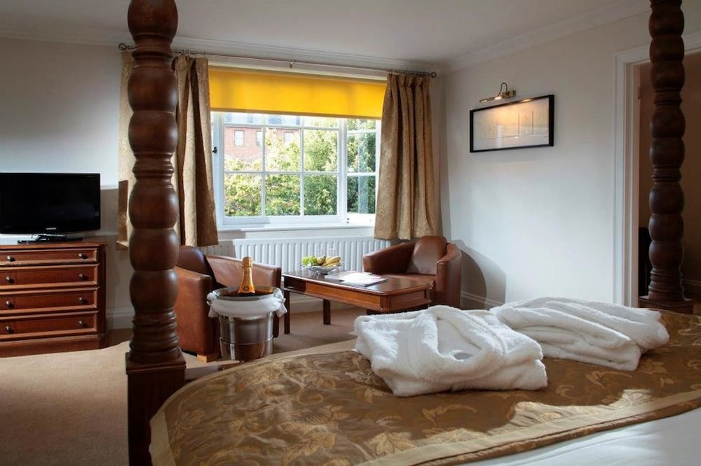 Chequers Hotel 41/58