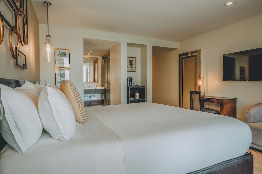 ROOM, KING BED, POOL VIEW, BALCONY