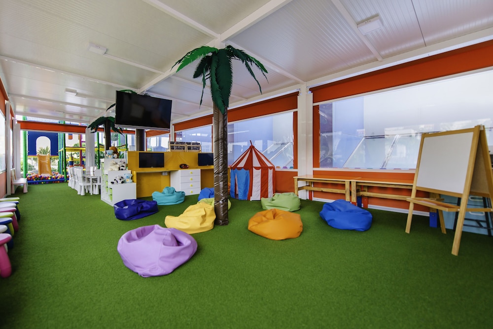 Paradise Park Fun Lifestyle Hotel 62/72
