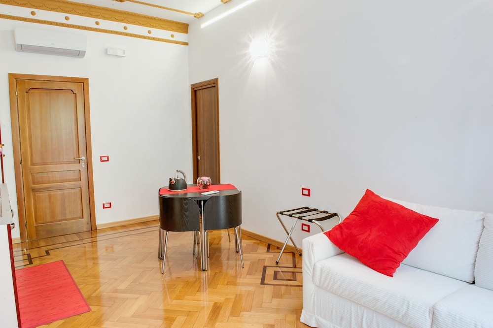Lh Royal Suites 37/48