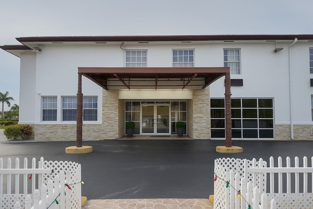 Belmont Inn Suites 1/50