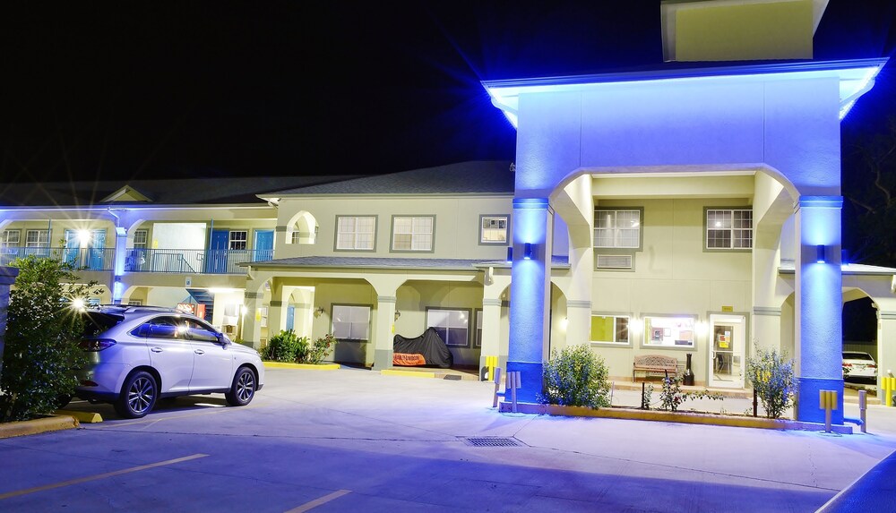 Scottish Inns and Suites Alvin thumb 4