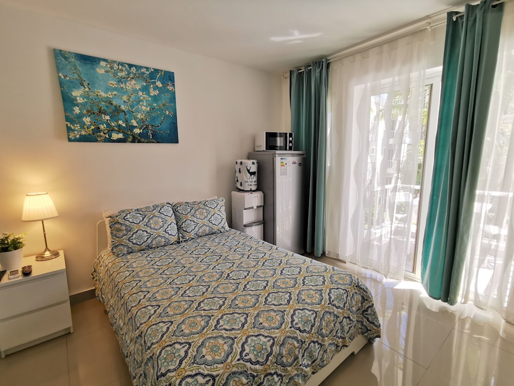 Tropicana Suites Deluxe Beach Club & Pool 31/50