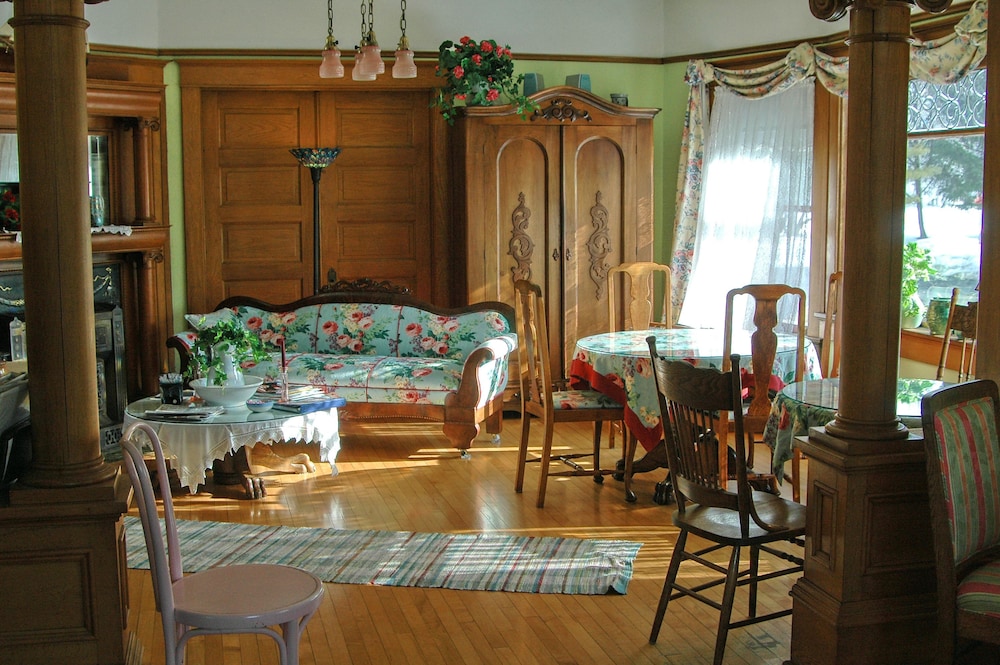 White Lace Inn 40/50