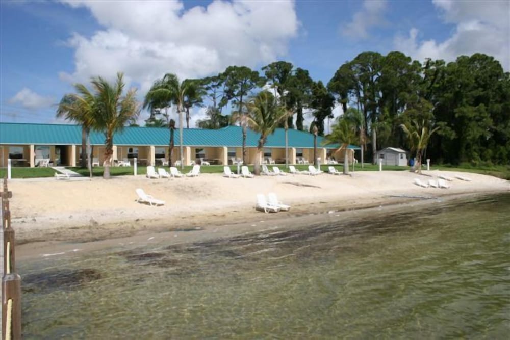 Lake Grassy Inn & Suites 35/38