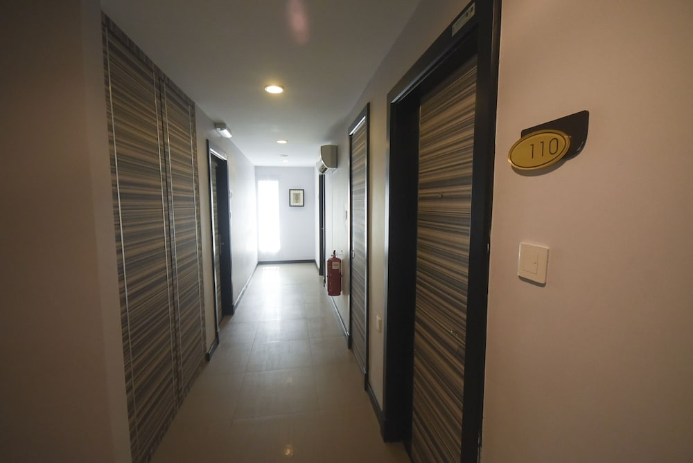 Super OYO 985 Hotel Nur 19/22