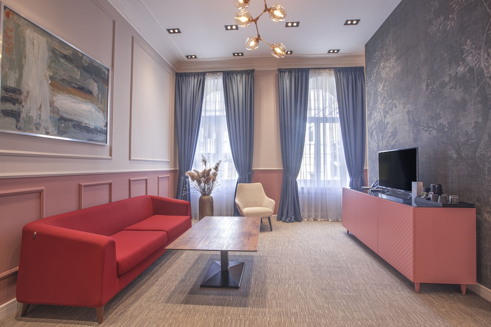 Heritage Hotel and Suites 23/39