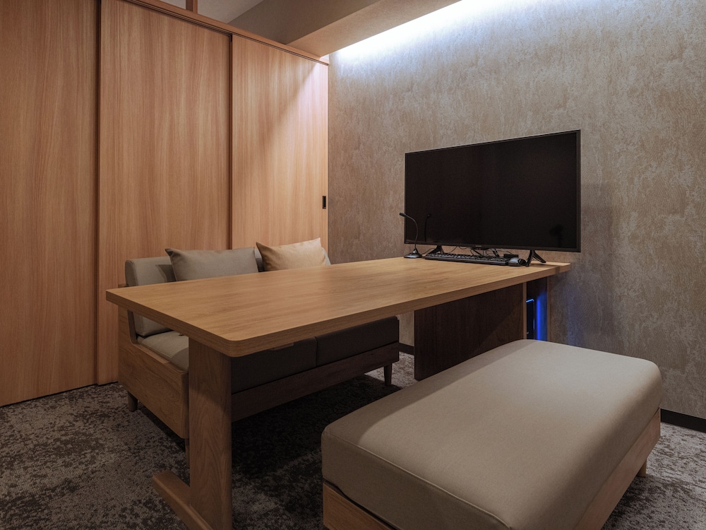 1 BEDROOM, CONNECTING, APARTMENT, 8 BEDS