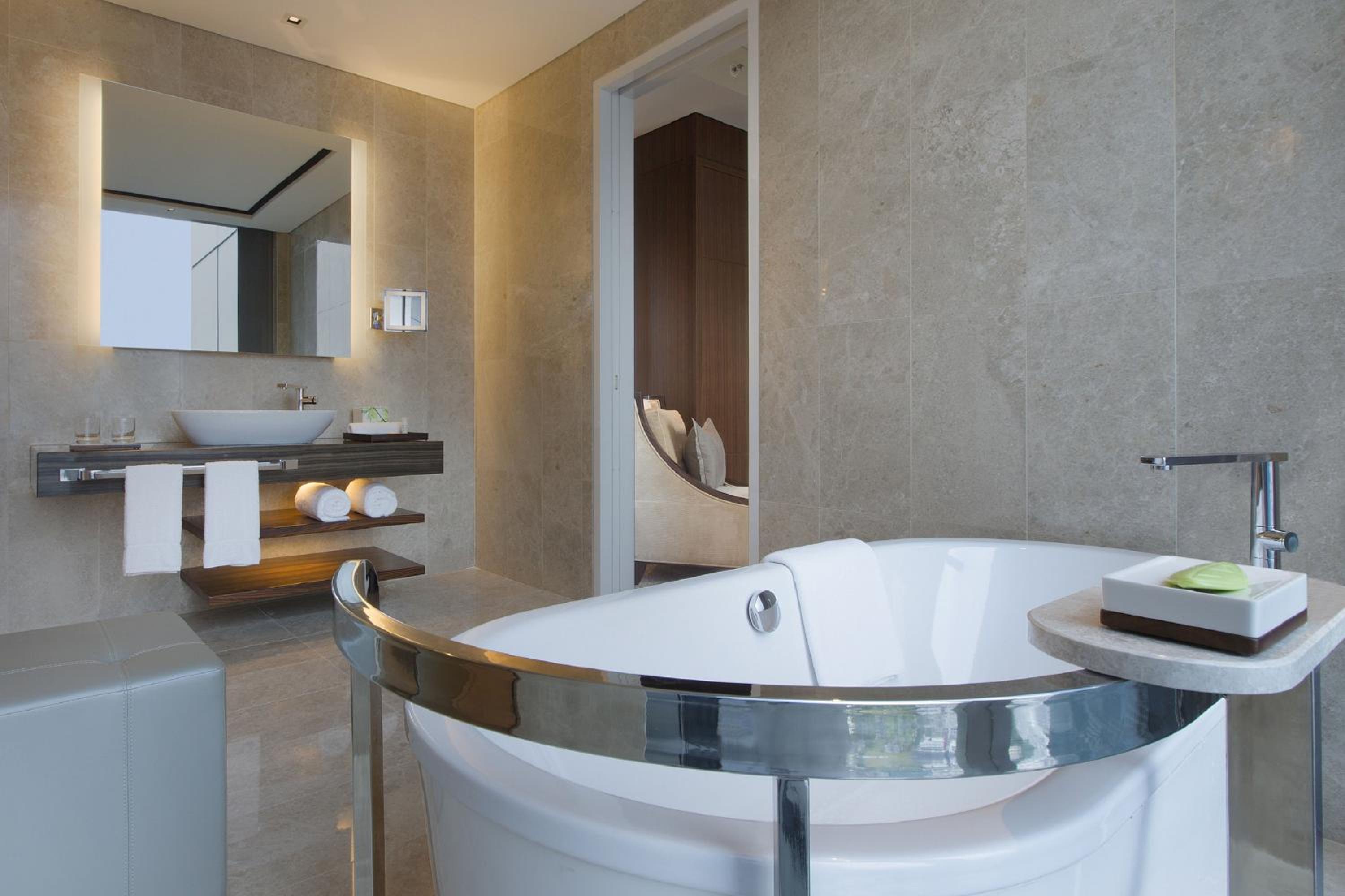 جناح تنفيذي بسرير كينج مع دخول صالة النادي، The Westin Singapore 3/4