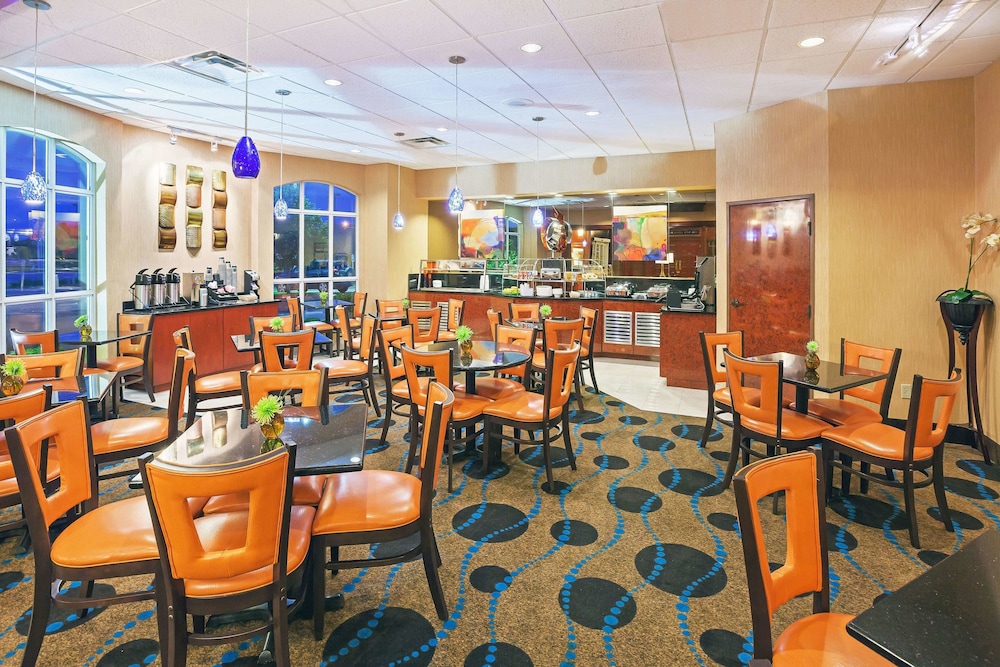 La Quinta Inn & Suites by Wyndham OKC North - Quail Springs 9/10