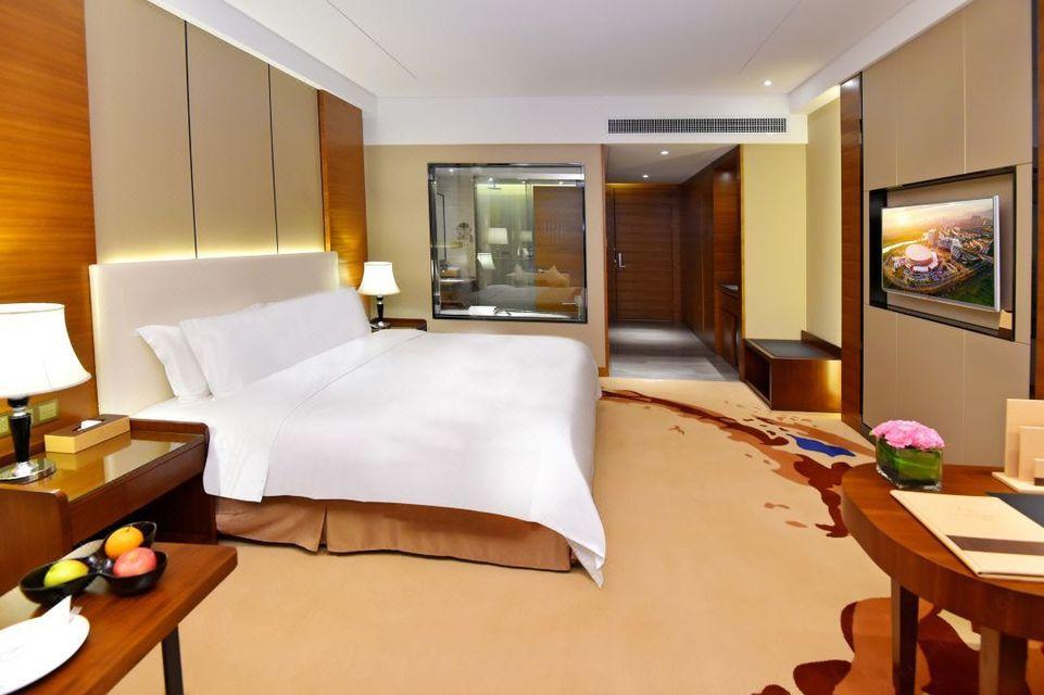 Elegant, Queen Bed