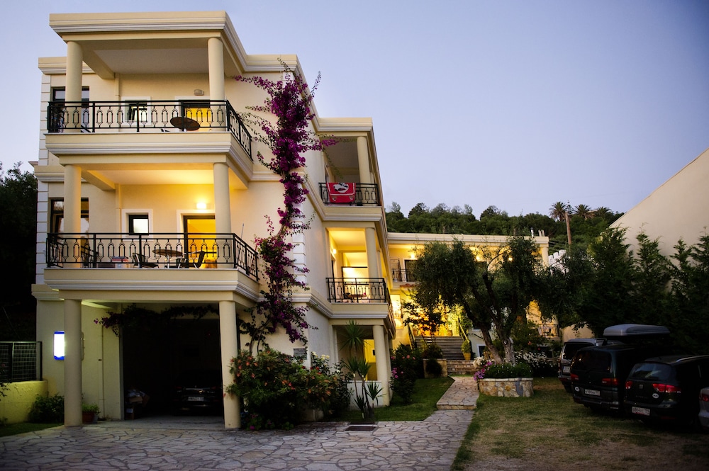 Loukas Hotel &amp; Apartments 42/50