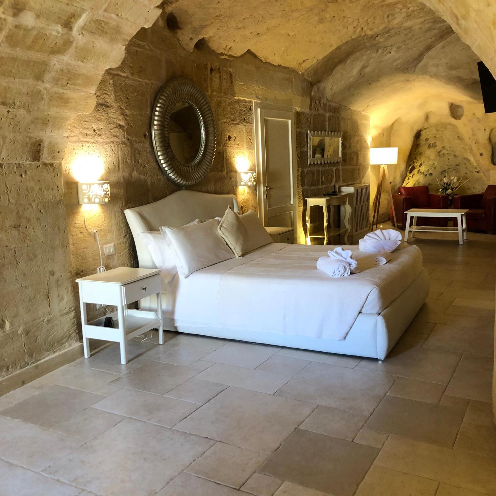 Cave, Deluxe, Suite