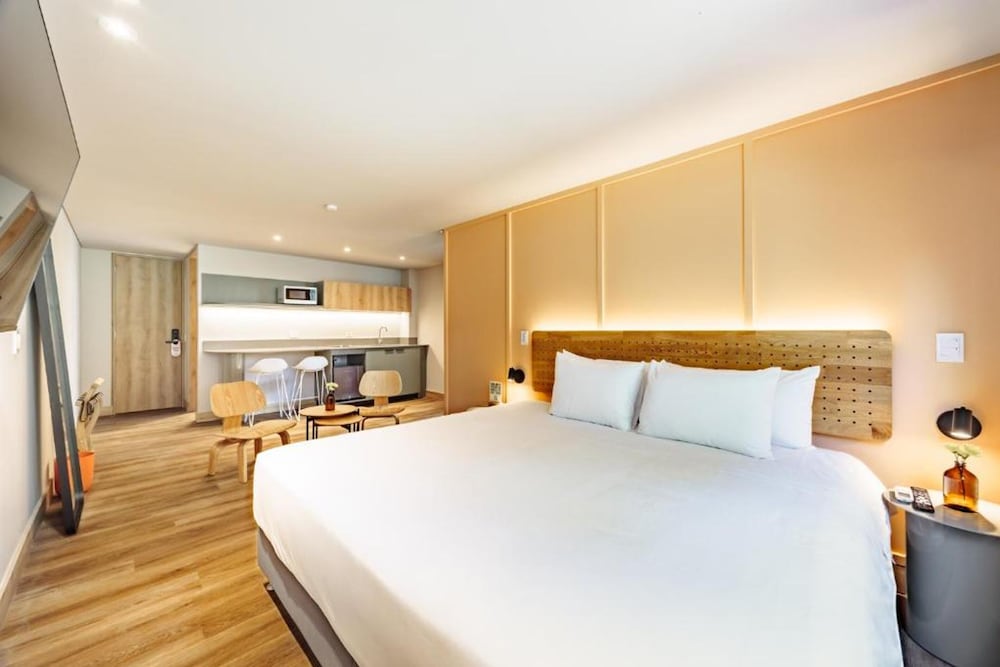 APARTMENT, MULTIPLE BEDS, KITCHEN