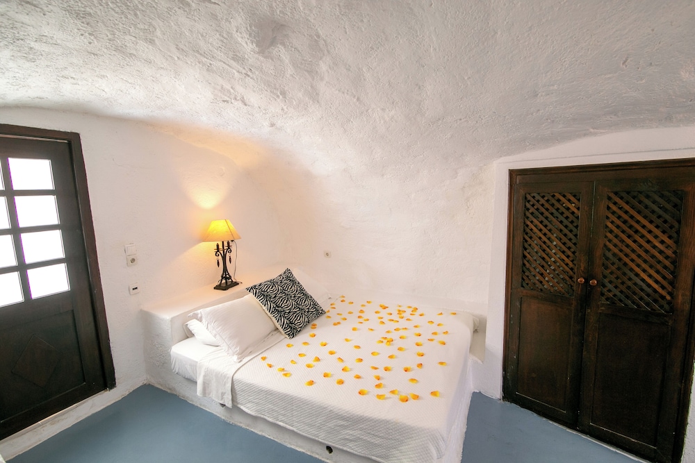 Cave, Suite, 1 Queen and 1 Single Bed, Caldera View
