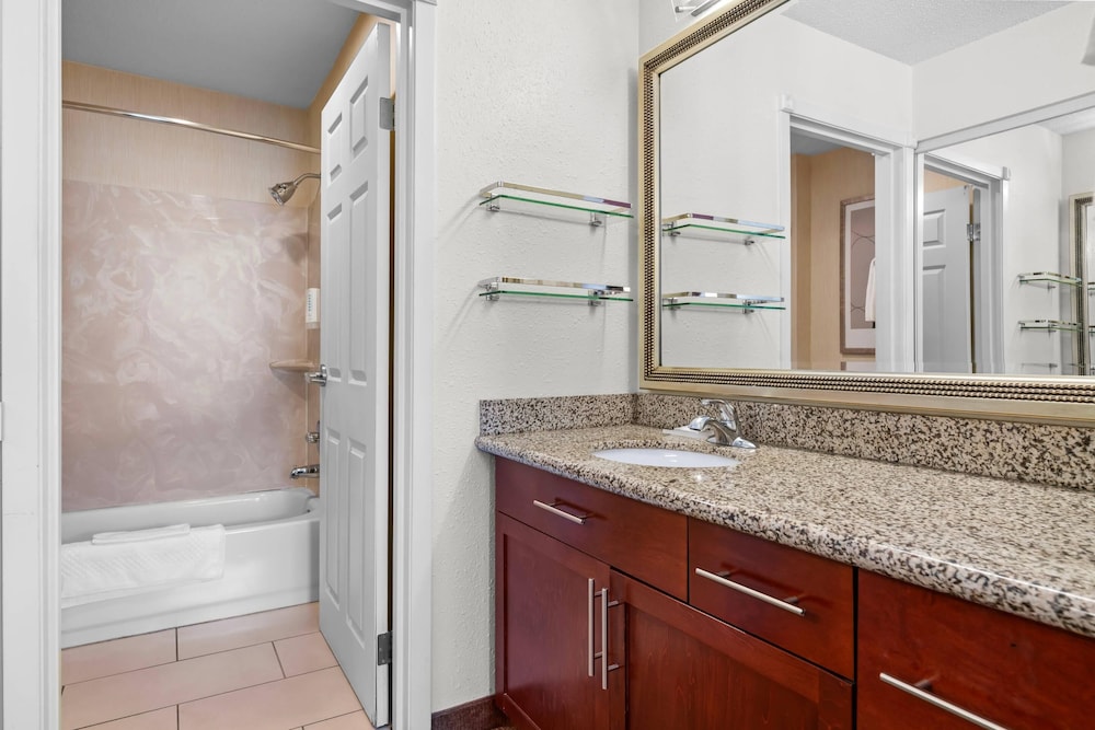 MainStay Suites Appleton Airport - Fox River Mall Area 44/46