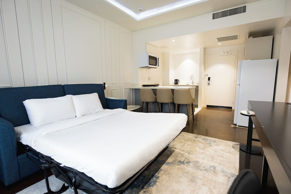 FAMILY SUITE, QUEEN BED, SOFA