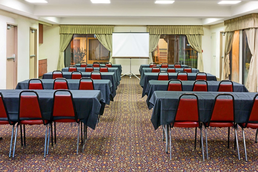 Days Inn by Wyndham Fontana / Rialto 22/34
